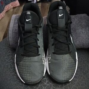 NIKE METCON 8 TRAINER. BLACK & GUN SMOKE GREY. SIZE 11. LIKE NEW CONDITION.